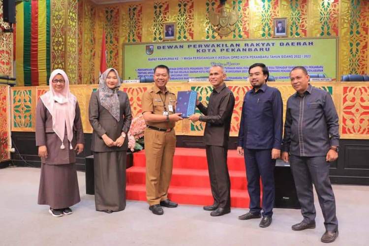 DPRD Kota Pekanbaru Sahkan Perda Penyelenggaraan Administrasi Kependudukan Melalui Rapat Paripurna